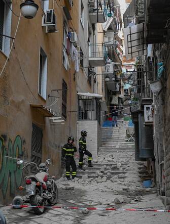 Un'esplosione, accompagnata da un forte odore di gas si è verificata al quarto piano di un palazzo ai Gradini San Matteo a Toledo ai Quartieri Spagnoli, a Napoli. Sono caduti pezzi di intonaco sulla scalinata sottostante dove si trova l'ingresso del palazzo nel quartiere affollato dai turisti. Una coltre di polvere ricopre le auto parcheggiate e tutta la gradinata sottostante è ricoperta di pietre. Tanta la paura, ma nessun ferito. Sul posto vigili del fuoco e polizia che hanno transennato la zona e fatto allontanare le persone prima di iniziare le verifiche nel palazzo, Napoli, 27 aprile 2024. ANSA/ CIRO FUSCO