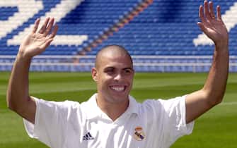 MD22 - 20020902 - MADRID, SPAIN : Brazilian striker Ronaldo poses with his new jersey of Real Madrid, 02 September 2002, during the official presentation of the World Cup 2002 top scorer as new signing of the Spanish Primera Division giant. Ronaldo signs a four-year contract following the move from Inter Milan.  
EPA PHOTO EFE / SERGIO BARRENECHEA