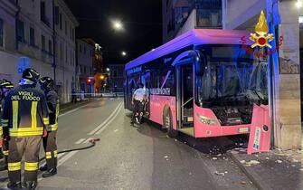 Nuovo incidente per un bus di linea a Mestre, in Via Carducci, l'autobus, un mezzo elettrico ha urtato un pilastro di un'abitazione dopo che il conducente ha perso il controllo del mezzo e ha attraversato la carreggiata, 14 ottobre 2023. Nell'incidente l'autista è rimasto ferito, mentre quattordici passeggeri avrebbero riportato contusioni lievi. 
ANSA/VIGILI DEL FUOCO
+++ ANSA PROVIDES ACCESS TO THIS HANDOUT PHOTO TO BE USED SOLELY TO ILLUSTRATE NEWS REPORTING OR COMMENTARY ON THE FACTS OR EVENTS DEPICTED IN THIS IMAGE; NO ARCHIVING; NO LICENSING +++ NPK +++