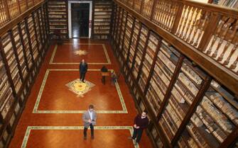 NAPOLI - Biblioteca del complesso monumentale dei Girolamini (NAPOLI - 2012-05-25, Napolipress / Fotogramma/giacominofoto) p.s. la foto e' utilizzabile nel rispetto del contesto in cui e' stata scattata, e senza intento diffamatorio del decoro delle persone rappresentate