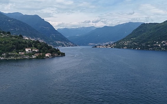 Salva figli caduti in acqua: uomo disperso nel lago di Como Salva figli caduti in acqua: uomo disperso nel lago di Como