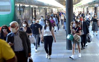 Milano, Fase 3, verso la normalita da coronavirus, Gente in arrivo alla Stazione delle Ferrovie Nord Cadorna dopo la riapertura delle regioni