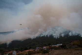 epa10805599 Helicopters work to extinguish a forest fire burning out of control in the area of La Orotava, Spain, 18 August 2023. The fire, first detected on 15 August, had already burnt over 3,500 hectares of land within a 42-kilometer radius, forcing inhabitants from nearby areas to stay confined in their homes or even evacuate.  EPA/RAMON DE LA ROCHA