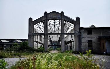 Architour, Vesparch , tour guidato in vespa, grandi trasformazione urbane , partenza dal Politecnico di Milano, nella foto la partenza con Stefano Boeri e la visita al Ex Macello Mercati Generali e l' associazione Temporiuso (Milano - 2017-06-16, Duilio Piaggesi) p.s. la foto e' utilizzabile nel rispetto del contesto in cui e' stata scattata, e senza intento diffamatorio del decoro delle persone rappresentate