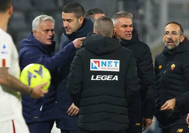 Roma¬?s head coach Jos√© Mourinho leaves the field after the expulsion during the Italian Serie A soccer match US Cremonese vs AS Roma at Giovanni Zini stadium in Cremona, Italy, 28 February 2023.
ANSA/SIMONE VENEZIA