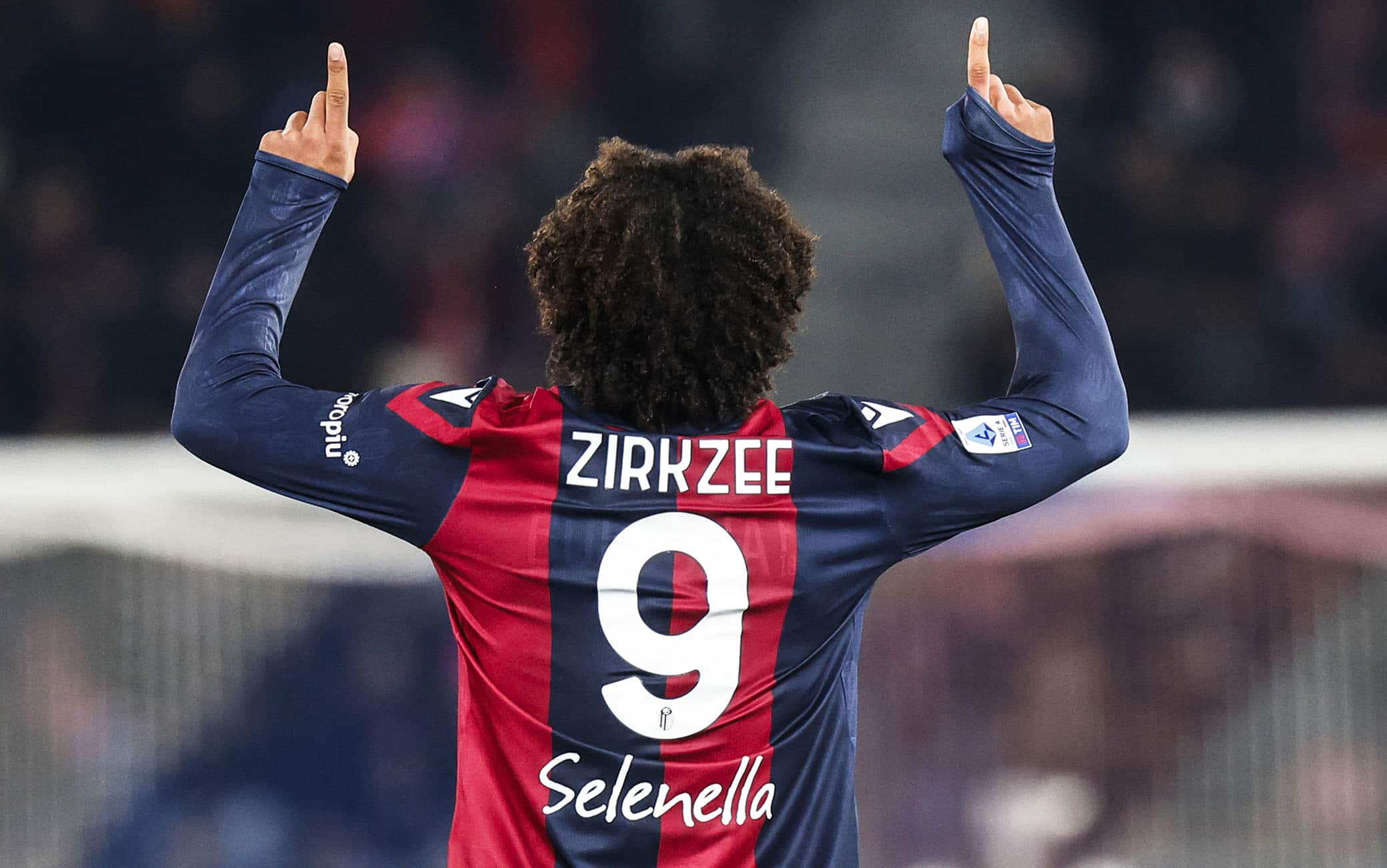 Joshua Zirkzee del Bologna FC guarda alla partita di serie A tra