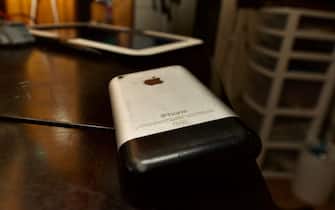 A closeup shot of the iPhone 2G on the table