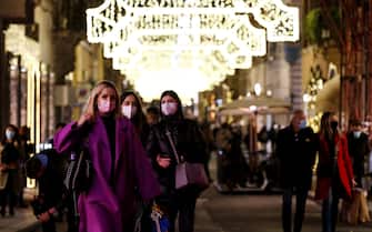 Gente in centro a Roma durante le feste di Natale