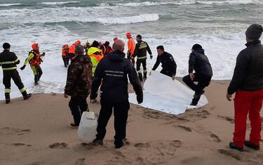 Il recupero di un corpo nel corso delle ricerche dei dispersi del naufragio del barcone carico di migranti avvenuto ieri sulla spiaggia di Steccato di Cutro, 27 febbraio 2023.
ANSA/ ALESSANDRO SGHERRI