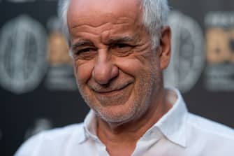 1325869810
