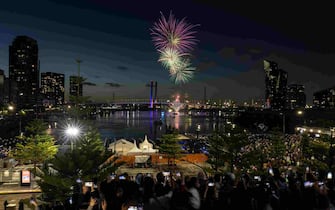 epa11050256 Fireworks are seen above the Bolte Bridge in Dockland during New Year s Eve celebrations in Melbourne, Australia, 31 December 2023.  EPA/DIEGO FEDELE  AUSTRALIA AND NEW ZEALAND OUT
