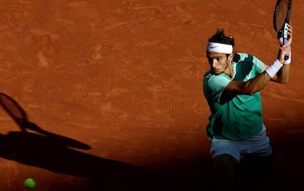 epa10672852 Lorenzo Musetti of Italy plays Carlos Alcaraz of Spain in their Men's Singles fourth round match during the French Open Grand Slam tennis tournament at Roland Garros in Paris, France, 04 June 2023.  EPA/YOAN VALAT