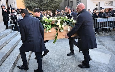 Il feretro portato all'entrata della basilica di Sant'Angelo Lodigiano per l'ultimo saluto a ristoratrice Giovanna Pedretti, 22 gennaio 2024. ANSA/DANIEL DAL ZENNARO