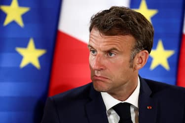 epa10700623 French President Emmanuel Macron delivers a closing speech during the European Air Defense Conference, attended by EU defense ministers, on the sidelines of the International Paris Air Show, at the Hotel des Invalides in Paris, France, 19 June 2023.  EPA/STEPHANIE LECOCQ / POOL  MAXPPP OUT