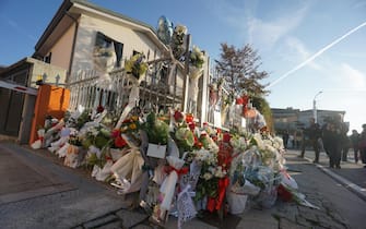 Fiori e omaggi dedicati a Giulia Cecchettin, davanti la casa in via Aldo Moro a Vigonovo, oggi 19 novembre 2023. ANSA/ANDREA MEROLA