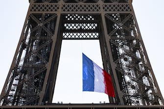 Covid 19 (coronavirus), commemoration du 8 mai 1945, un drapeau Francais est deploye sur la Tour Eiffel et ce pour une semaine a la demande du President Emmanuel Macron. Paris, FRANCE-08/05/2020.//04MEIGNEUX_meigneuxB003/2005081745/Credit:ROMUALD MEIGNEUX/SIPA/2005081749
