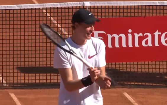 https://static.sky.it/editorialimages/48b7ea766e888e24b5c4f0838296ec25f3fa9a27/skysport/it/tennis/video/2025/05/06/sinner-internazionali-roma-allenamento-sonego-video/sinner_screen_2.jpg?im=Resize,width=565
