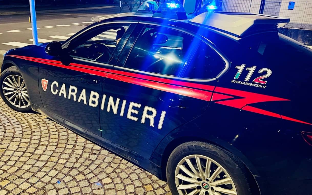 brindisi uomo ucciso a coltellate in casa il figlio in caserma