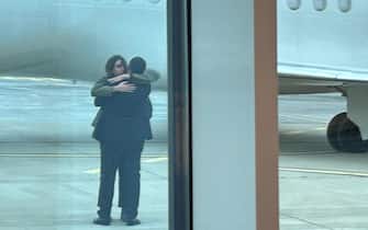 La giornalista Cecilia Sala abbraccia il compagno Daniele Raineri del Post subito dopo l'atterraggio, Ciampino, 8 gennaio 2024. ANSA (np)