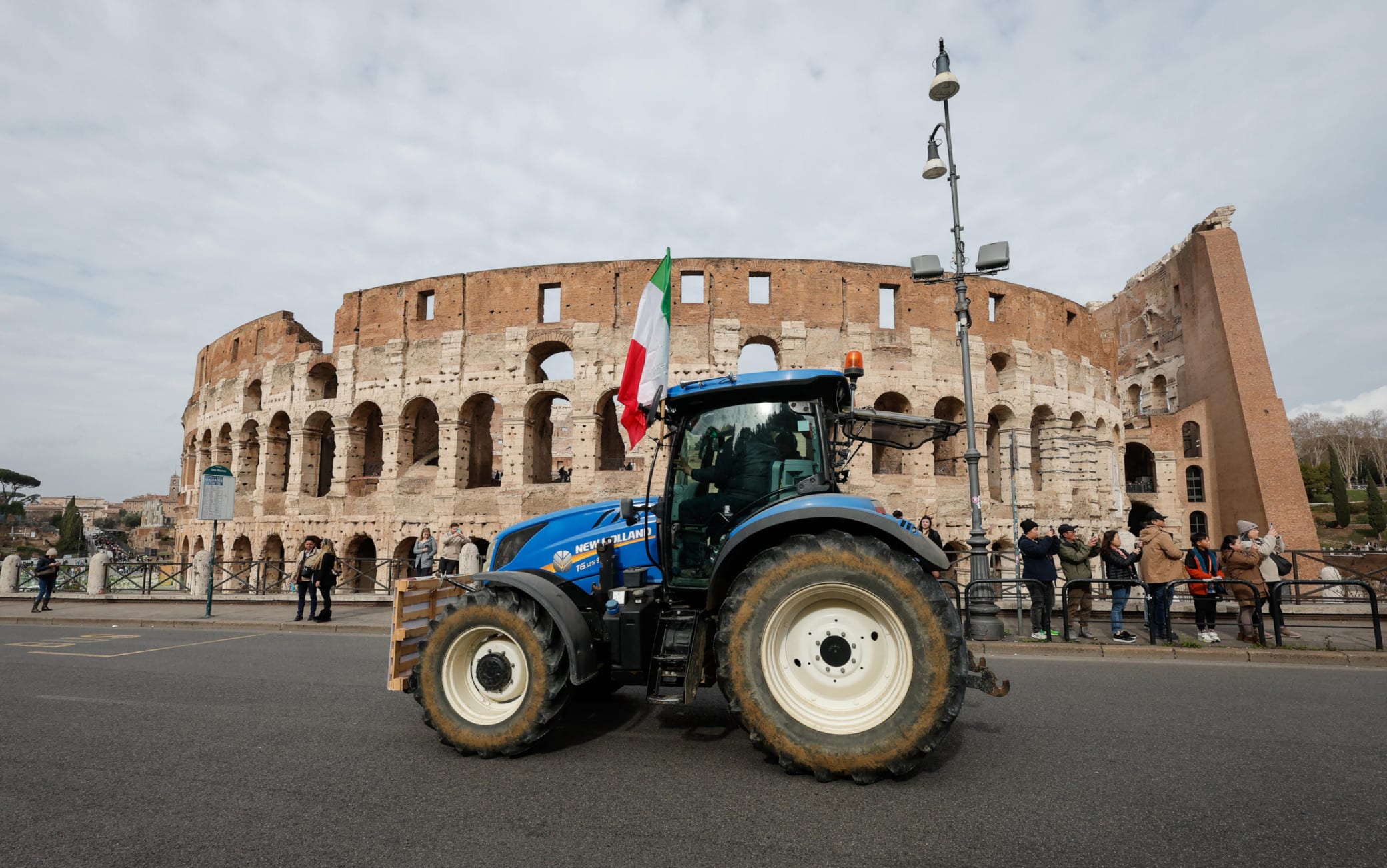 Trattori davanti al Colosseo