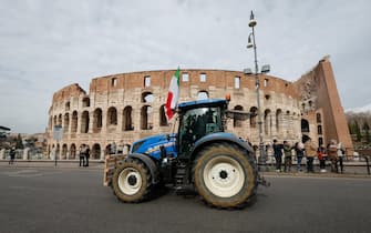 Un trattore davanti al Colosseo