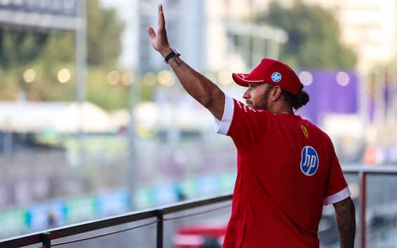 https://static.sky.it/editorialimages/48fe1ef0d9574df67894c4400f6b40a64ed94a6f/skysport/it/motori/formula-1/f1-gp-arabia-saudita-2025-foto/hamilton_ferrari_ipa.jpg?im=Resize,width=565