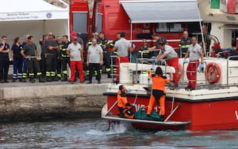 Sono stati recuperati dai sommozzatori dei vigili del fuoco i corpi di due dei sei dispersi del naufragio della Bayesian, Palermo, 21 aprile 2024. ANSA/IGOR PETYX