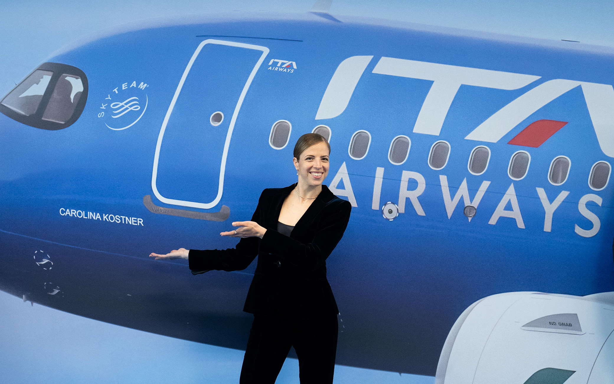 La presentazione dell'Airbus A320neo di ITA Airways, intitolato a Carolina Kostner con i nuovi interni firmati da Walter De Silva e  le nuove  divise firmate da Cucinelli a Fiumicino, 19 aprile 2023. 
ANSA/Francesco Orfino TELENEWS