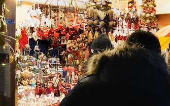 Milano, Tante persone al Mercatino e l'Albero di natale in Piazza Duomo (Milano - 2021-12-08, DUILIO PIAGGESI) p.s. la foto e' utilizzabile nel rispetto del contesto in cui e' stata scattata, e senza intento diffamatorio del decoro delle persone rappresentate