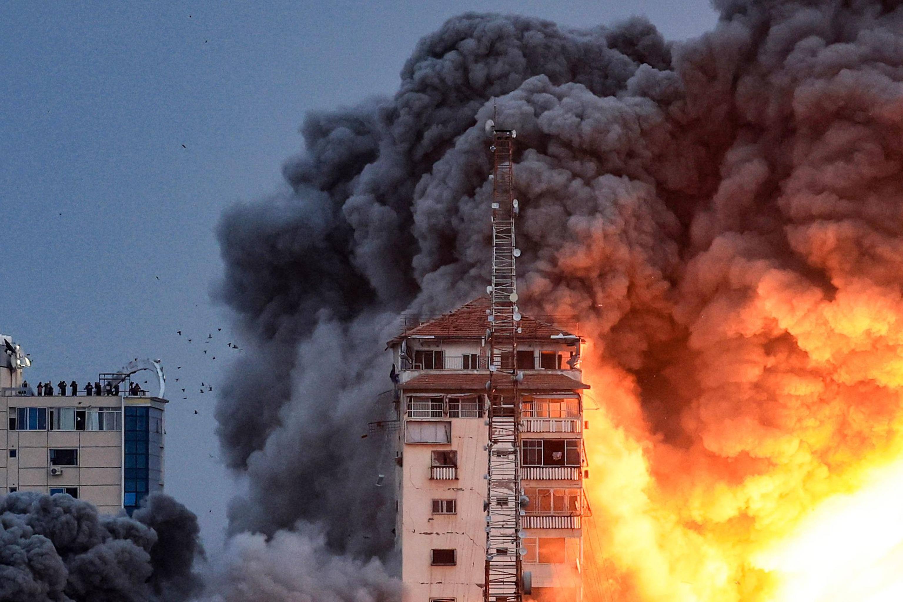Esplosione in un edificio a Gaza