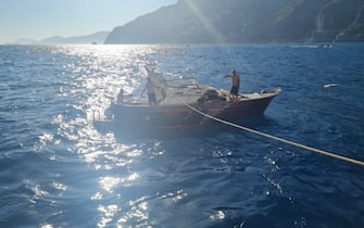 Un'immagine del motoscafo dopo l'incidente di Amalfi