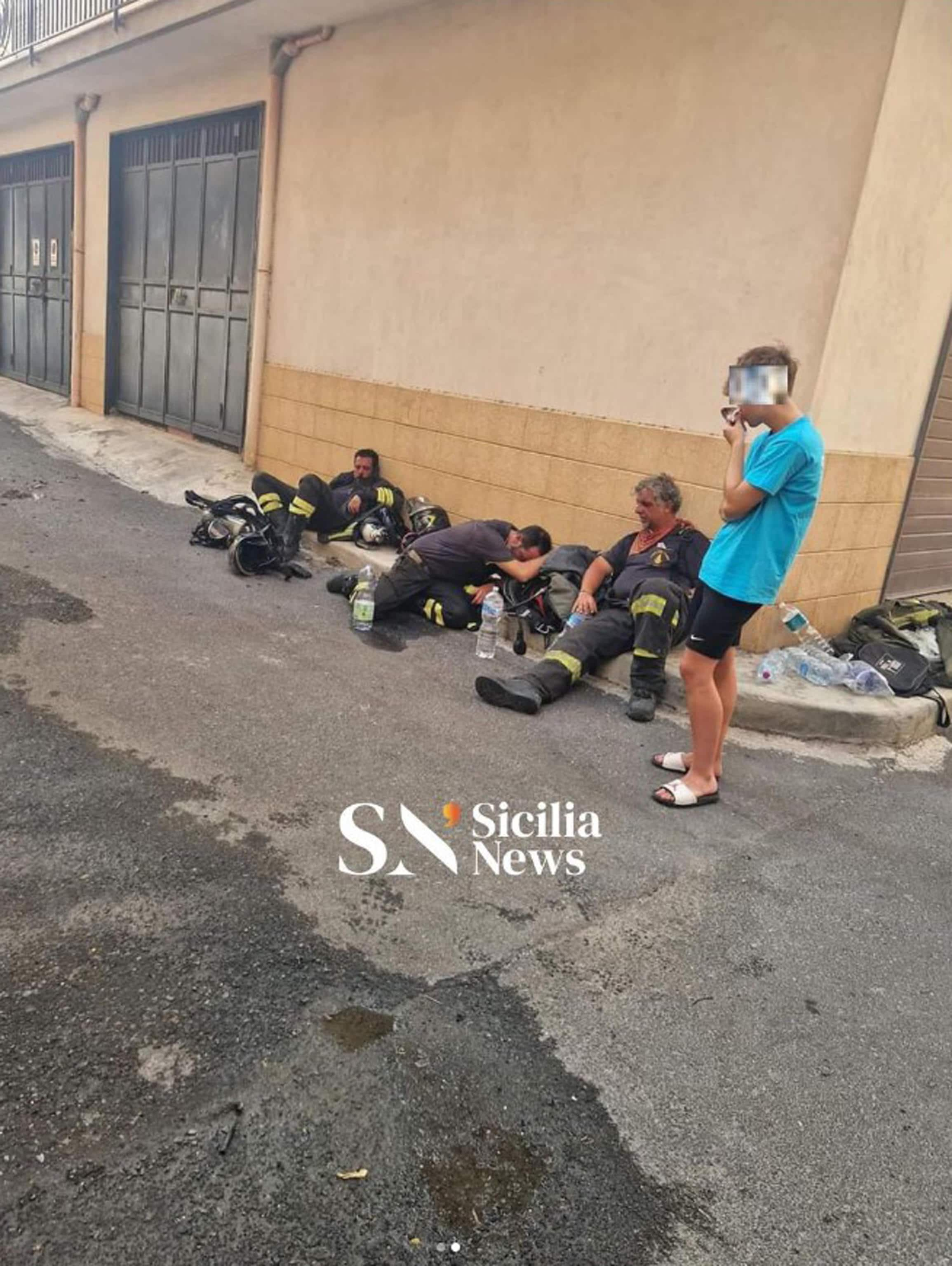 Vigili del Fuoco stremati a Lentini, Sicilia.