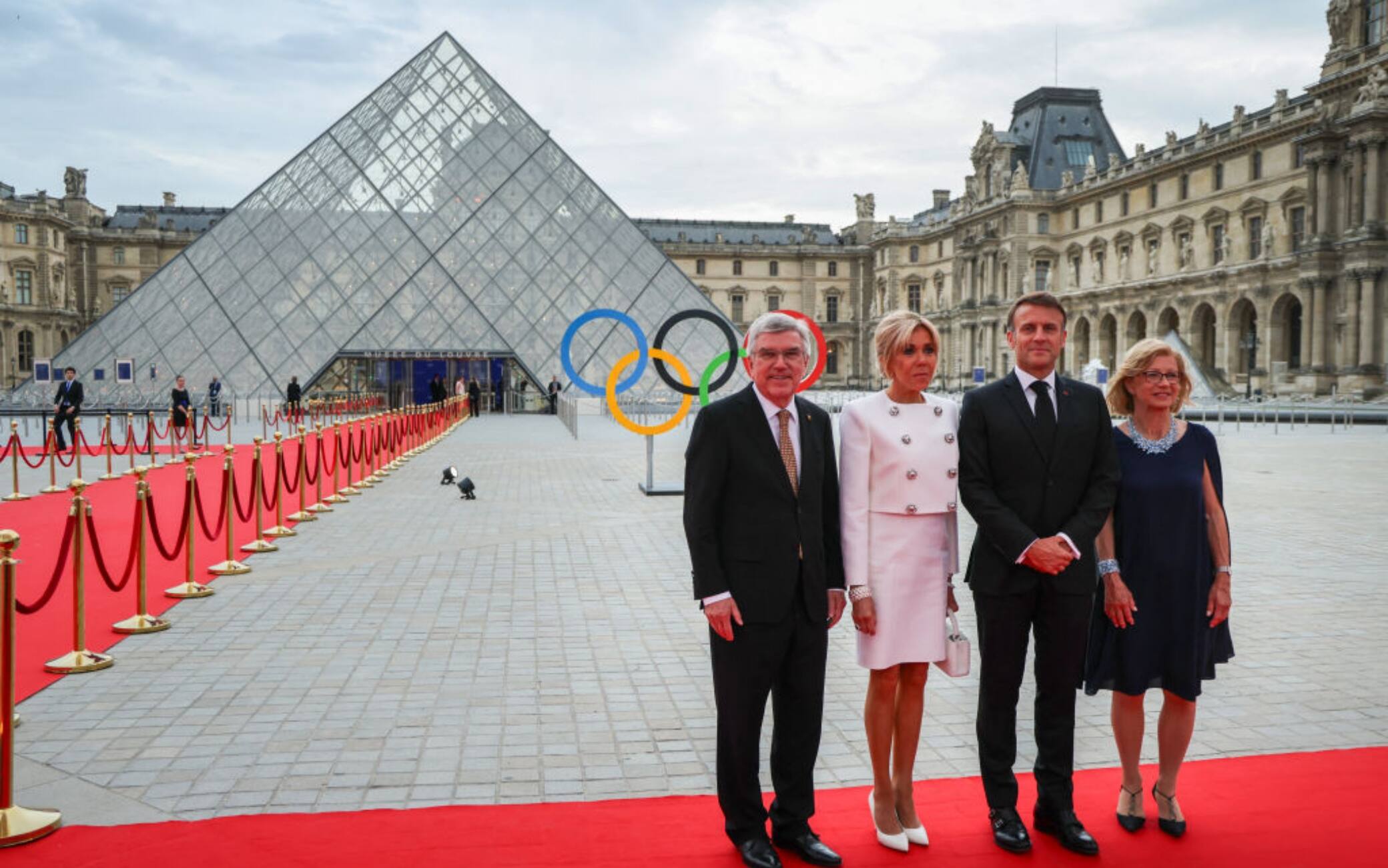 Macron e Bach al Louvre