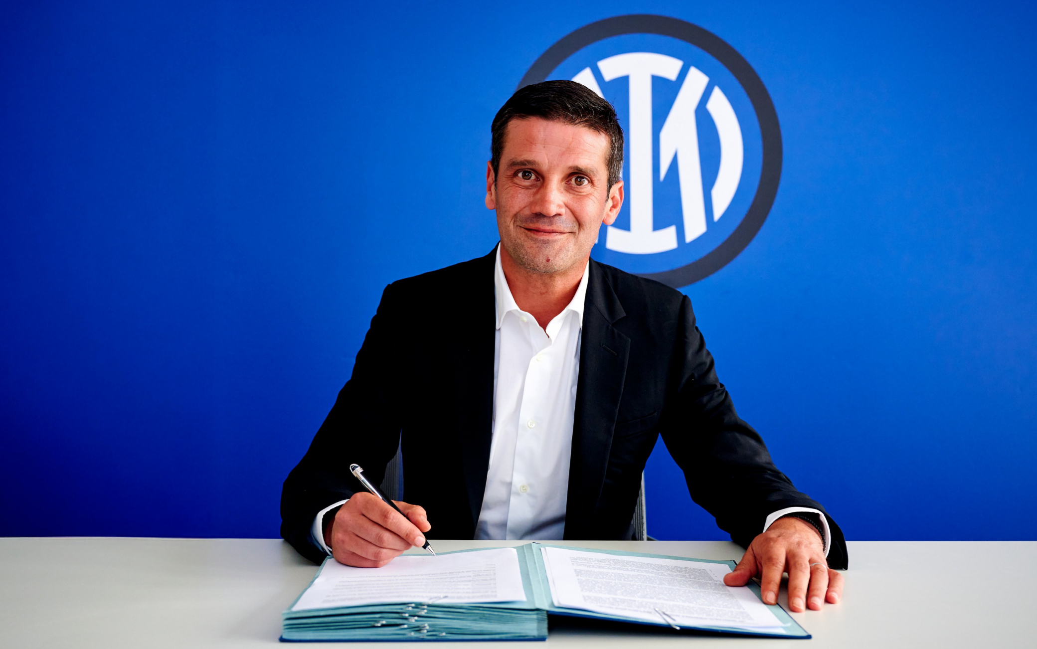 https://static.sky.it/editorialimages/494cd0f043d7c6408754b1c52cede7a7ebee7be2/skysport/it/calcio/serie-a/serie-a-2025-2026-allenatori/chivu_inter_firma_ufficiale.jpg?im=Resize,width=375 Chivu, ufficiale: è il nuovo allenatore dell’Inter