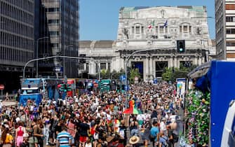 Il raduno in via Vittor Pisani per il Pride 2023 a Milano, 24 giugno 2023.ANSA/MOURAD BALTI TOUATI

