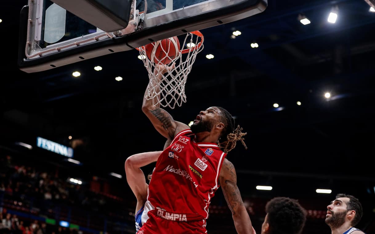 https://static.sky.it/editorialimages/4952233f7f11c4f6b899705dc3031c69eee5b69e/skysport/it/basket/2025/11/16/olimpia-milano-trapani-lega-basket-risultato/Devin_Booker_Ciamillo-Castoria_Olimpia__Milano.jpg?im=Resize,width=1218