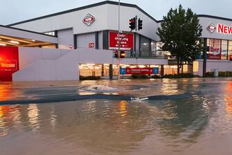 AUCKLAND, NEW ZEALAND - JANUARY 27: A general view of a flooded Victoria Street on January 27, 2023 in Auckland, New Zealand. Heavy rainfall has caused flash flooding and evacuations across the Auckland region. (Photo by Lynn Grieveson/Getty Images)