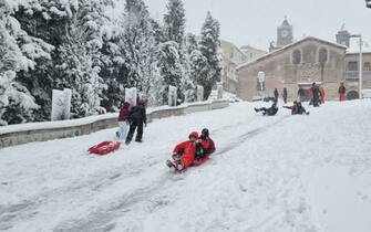 Bambini giocano con gli slittini sulla neve a Caggiano, 12 gennaio 2025. AANSA/PASQUALE LAPADULA NPK