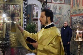 epa10393321 Russian President Vladimir Putin (R) attends a Christmas service at the Annunciation Cathedral in the Kremlin in Moscow, Russia, 06 January 2023. The Russian Orthodox church celebrates Christmas on 07 January according to the Julian calendar.  EPA/MIKHAEL KLIMENTYEV / SPUTNIK / KREMLIN POOL