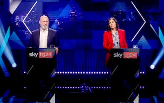 Confronto tra i candidati alla segreteria del Pd Stefano Bonaccini ed Elly Schlein negli studi di Sky Tg24 a Milano, 20 febbraio 2023.ANSA/MOURAD BALTI TOUATI


