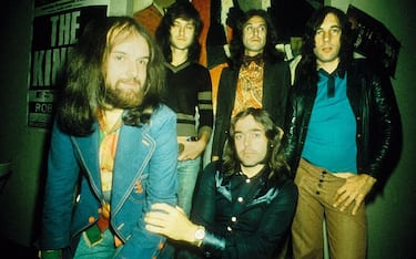 (L-R) John Gosling, Dave Davies, John Dalton (front), Ray Davies and Mick Avory of The Kinks pose for a group portrait at Concertgebouw on 29th September 1973 in Amsterdam, Netherlands. (Photo by Gijsbert Hanekroot/Redferns)