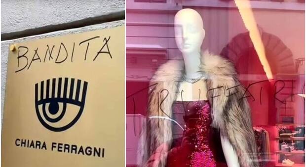 Le scritte offensive sulle vetrine dei negozi in via del Babuino a Roma
