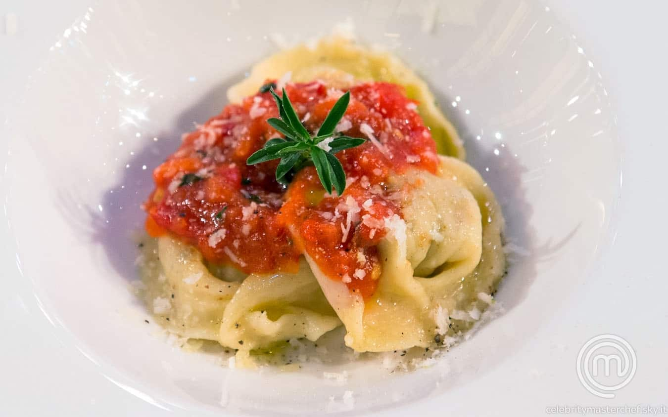 Tortelli di melanzana, ricotta e basilico con salsa al pomodoro