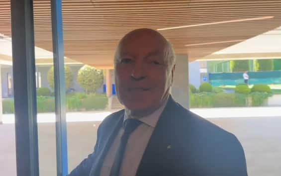 https://static.sky.it/editorialimages/49dd3832e3bf3e25763a3b1f114894f774789041/skysport/it/calcio/calciomercato/video/2025/07/21/inter-calhanoglu-marotta-calciomercato-news/marotta_inter_screen_1.jpg?im=Resize,width=565