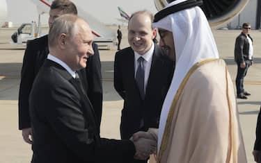 epa11013333 Russian President Vladimir Putin (L) is welcomed by United Arab Emirates Minister of Foreign Affairs Sheikh Abdullah bin Zayed bin Sultan Al Nahyan upon arrival to Abu Dhabi International Airport, United Arab Emirates, 06 December 2023. During one day working visits to UAE and Saudi Arabia Putin will talk with the leaders of the countries, together with delegations that will include members of the government and representatives of the fuel and energy complex, and personally to discuss cooperation within OPEC+, Ukraine and the Middle East.  EPA/ANDREY GORDEEV / SPUTNIK / KREMLIN POOL MANDATORY CREDIT
