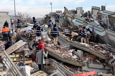 Rescuers and civilians look for survivors under the rubble of collapsed buildings in Kahramanmaras, close to the quake's epicentre, the day after a 7.8-magnitude earthquake struck the country's southeast, on February 7, 2023. - Rescuers in Turkey and Syria braved frigid weather, aftershocks and collapsing buildings, as they dug for survivors buried by an earthquake that killed more than 5,000 people. Some of the heaviest devastation occurred near the quake's epicentre between Kahramanmaras and Gaziantep, a city of two million where entire blocks now lie in ruins under gathering snow. (Photo by Adem ALTAN / AFP) (Photo by ADEM ALTAN/AFP via Getty Images)