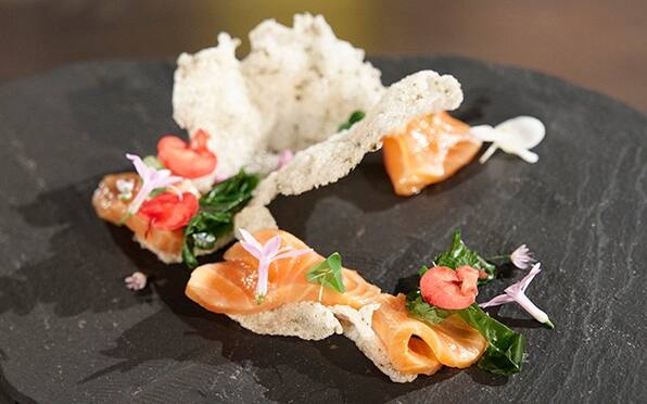 Salmone marinato con fiori di begonia e aglio