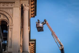 Un momento dell' intervento dei vigili del fuoco in piazza Duomo per alcuni calcinacci caduti dalla facciata della Galleria Vittorio Emanuele Milano 24 Gennaio 2024
ANSA/MATTEO CORNER