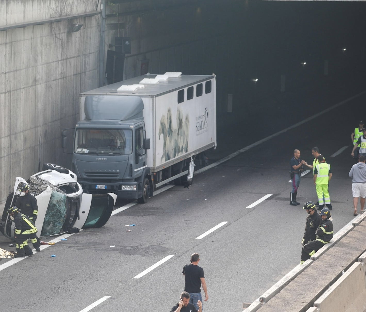 Il luogo dove due persone sono morte e due sono rimaste gravemente ferite in un incidente stradale avvenuto  sulll'A52 tra un'auto e un camion che ha coinvolto 4 giovani tra i 18 e i 25 anni.tra Pero e Cerchiate, 7 giugno 2024.
ANSA/Sergio Pontoriero