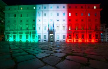La facciata di Palazzo Chigi illuminata con i colori della Bandiera Italiana per tutto il periodo dell'emergenza sanitaria legata al Covid-19. Un'iniziativa, inaugurata in coincidenza con il 159° anniversario dell'Unità d'Italia, che vuole testimoniare i valori dell'unità, della responsabilità e della solidarietà che in questo momento accomunano l'Italia tutta, Roma, 18 marzo 2020.
ANSA/FILIPPO ATTILI - uff. stampa palazzo Chigi